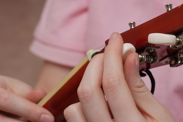 haftująca ręka trzyma igłę